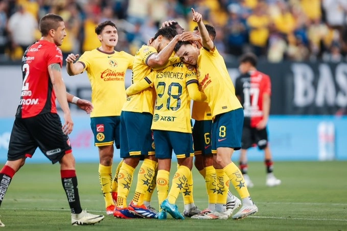 Jugadores del Club América festejan una anotación durante el encuentro. Foto tomada de la cuenta de X @ClubAmerica