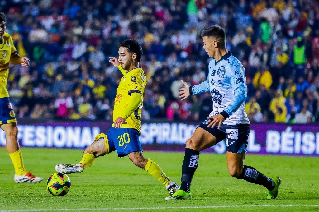 El mediocampista Miguel Ramírez, de la Águilas, gana el balón en la victoria de los capitalinos ayer en el Corregidora. Foto @ClubAmerica