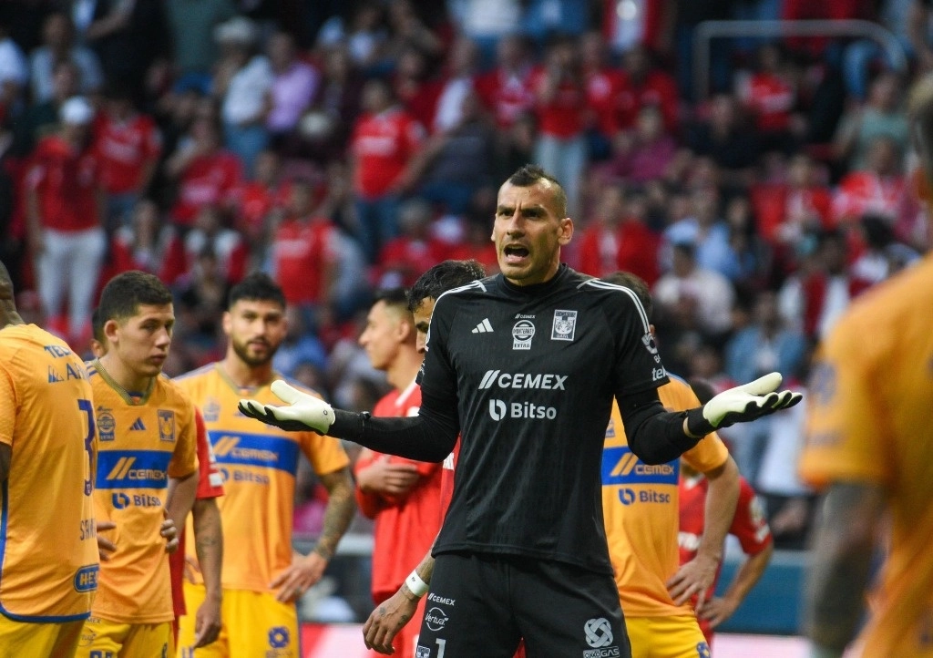 Nahuel Guzmán, portero de Tigres, fue víctima de cánticos discriminatorios por parte de un sector de la afición americanista, en la cancha del estadio Azteca. Foto Cuartoscuro