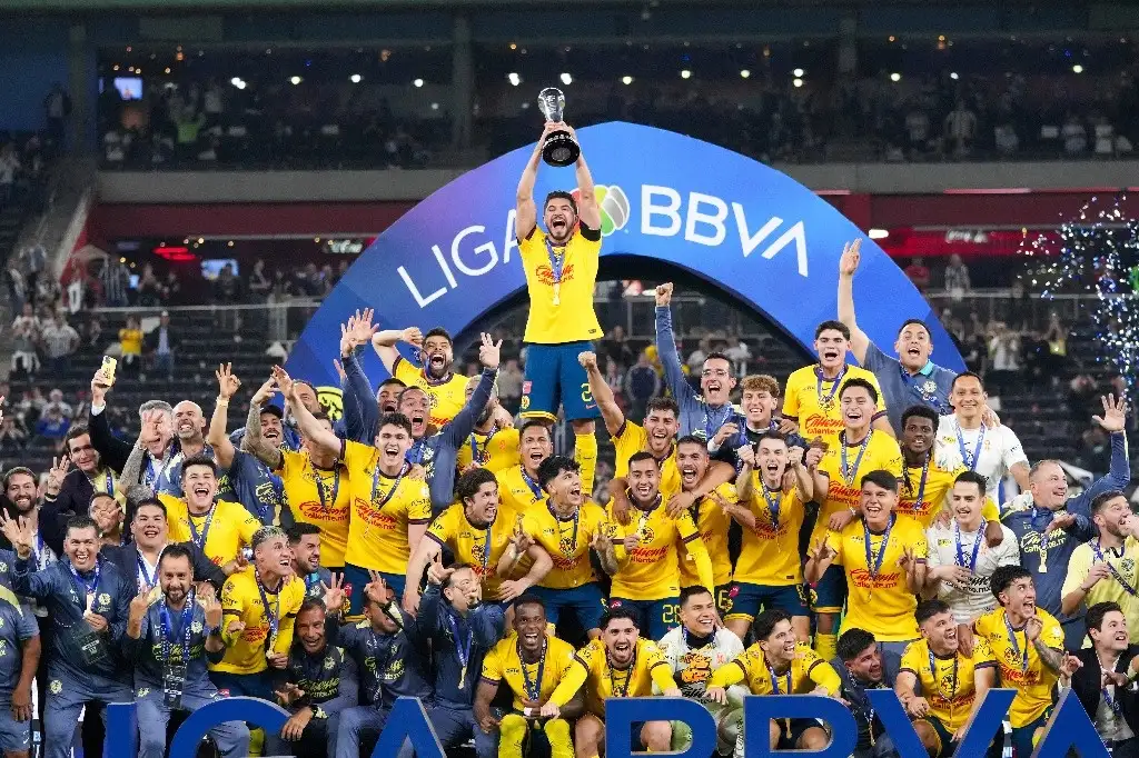 Ante más de 52 mil aficionados que se dieron cita en el ‘Gigante de Acero’, el América ganó la final del Apertura 2024 al Monterrey, tras empatar 1-1 (global 3-2). Foto Ap