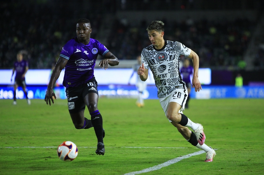 José Ortiz del Mazatlán y Mauro Lainez del América disputan el balón durante el juego de la jornada 12. Foto Jam Media