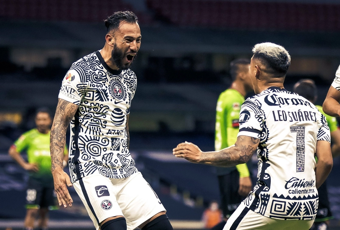 Emanuel Aguilera (izq) festeja su anotación durante el encuentro. Foto tomada de la cuenta de Twitter @ClubAmerica
