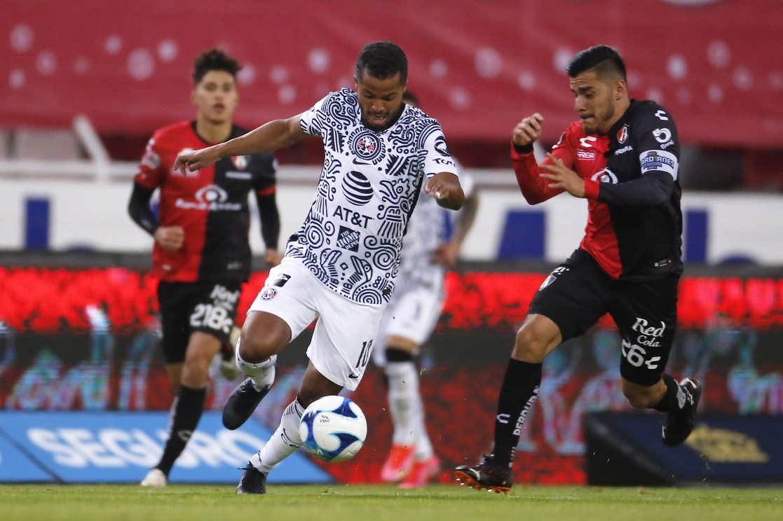 Giovani Dos Santos del América y Luis Reyes del Atlas disputan el balón durante el juego. Foto Jam Media