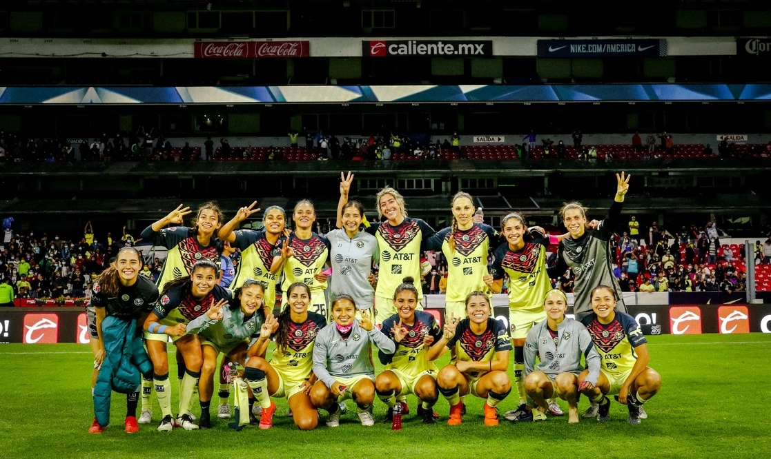 El plantel del América celebró su triunfo al finalizar el juego. Foto @AmericaFemenil 