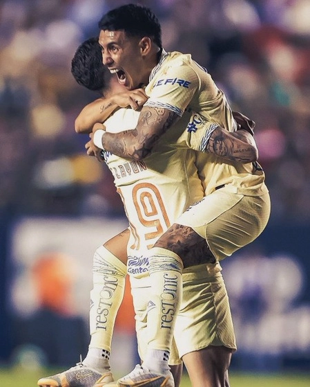 Jugadores de las Águilas celebran uno de los goles. Foto Club América