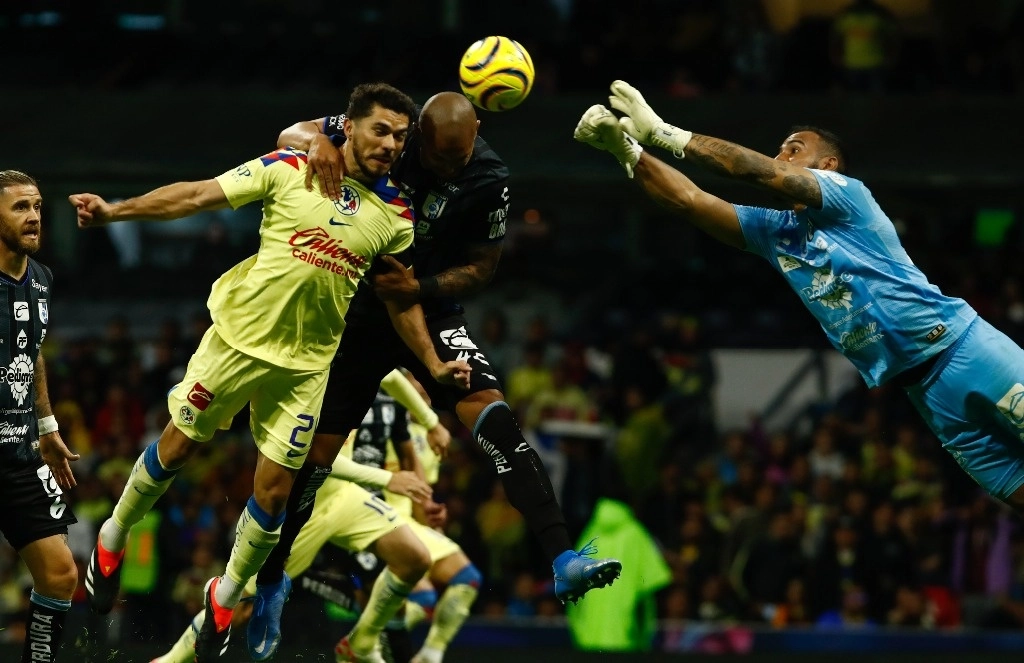 Una de las jugadas del encuentro. Foto Víctor Camacho/ La Jornada