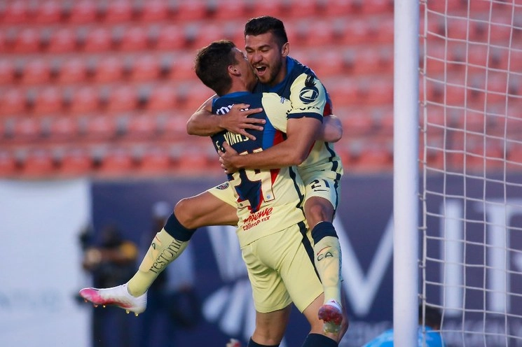 Henry Martin y Richard Sánchez celebran el tanto de la victoria. Foto Jam Media