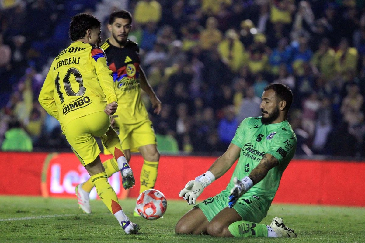 El delantero de América, Alejandro Zendejas, y el portero de Querétaro, Guillermo Allison, luchan por el balón durante el partido de fútbol del torneo Apertura de la Liga MX entre América y Querétaro en el Estadio Ciudad de los Deportes en la Ciudad de México el 9 de agosto de 2024. Foto