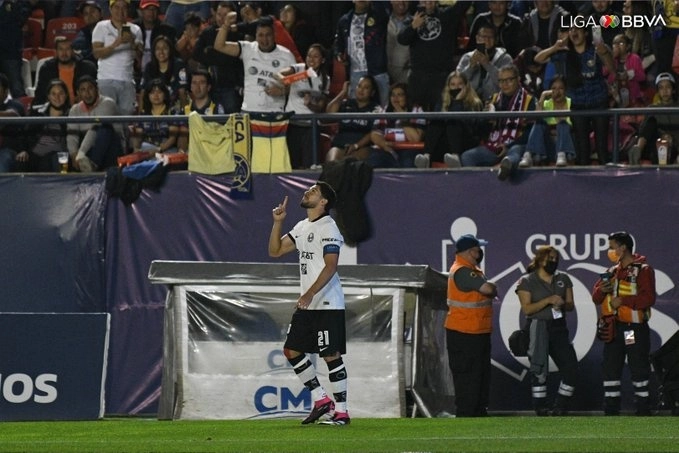 El delantero del América, Henry Martín festeja una de sus anotaciones durante el encuentro. Foto Liga BBVA MX