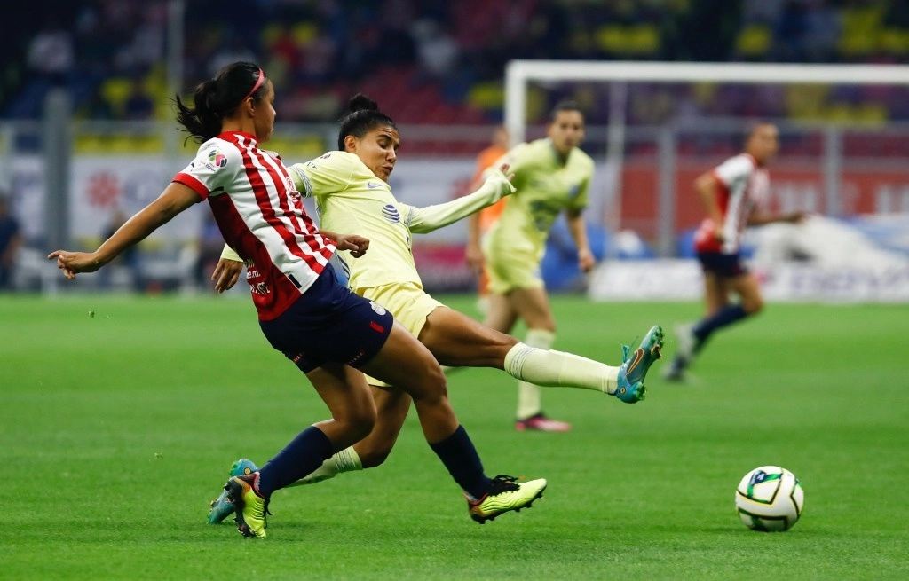 Las Águilas aceleraron y Casandra Cuevas rompió a la defensa rojiblanca al llevar el balón hasta la media luna. Foto Víctor Camacho/ La Jornada