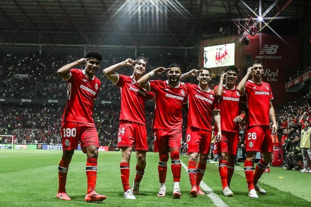 Víctor Arteaga, Marcel Ruiz, Alexis Vega, Jesús Angulo, Jesús Gallardo y Paulinho celebran el tercer gol en el estadio Nemesio Diez. Foto @tolucafc 