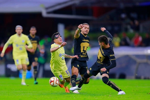 Jugada en la que marcaron el penal a favor del América. Foto Pumas