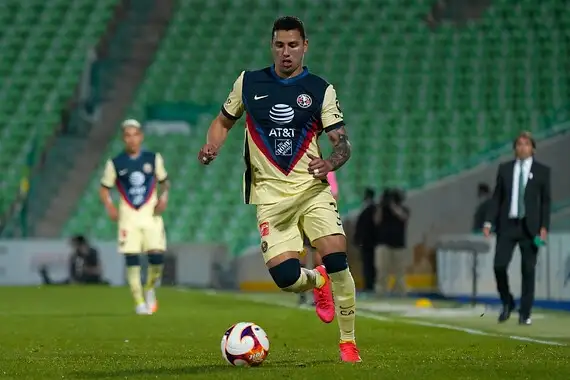 Jorge Sánchez del América controla el balón durante el juego. Foto Jam Media