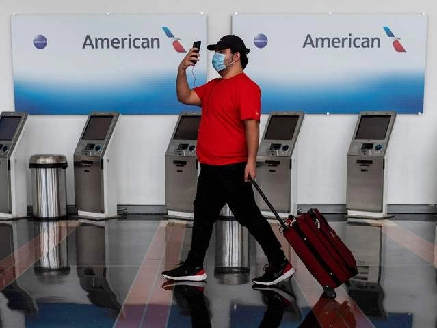 American Airlines suprimirá 30% de sus puestos administrativos y prevé además una reducción de su número de pilotos y tripulantes. La imagen, en el aeropuerto Ronald Reagan en Arlington, Virginia. Foto Afp