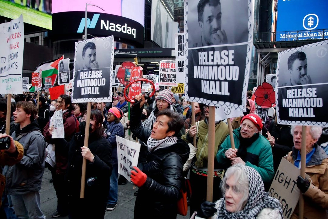 Protesta de activistas pro palestinos el fin de semana en Times Square, Nueva York, luego de la detención del estudiante de la Universidad de Columbia Mahmoud Khalil, quien participó en una movilización de repudio a Israel por la guerra en Gaza.Foto  