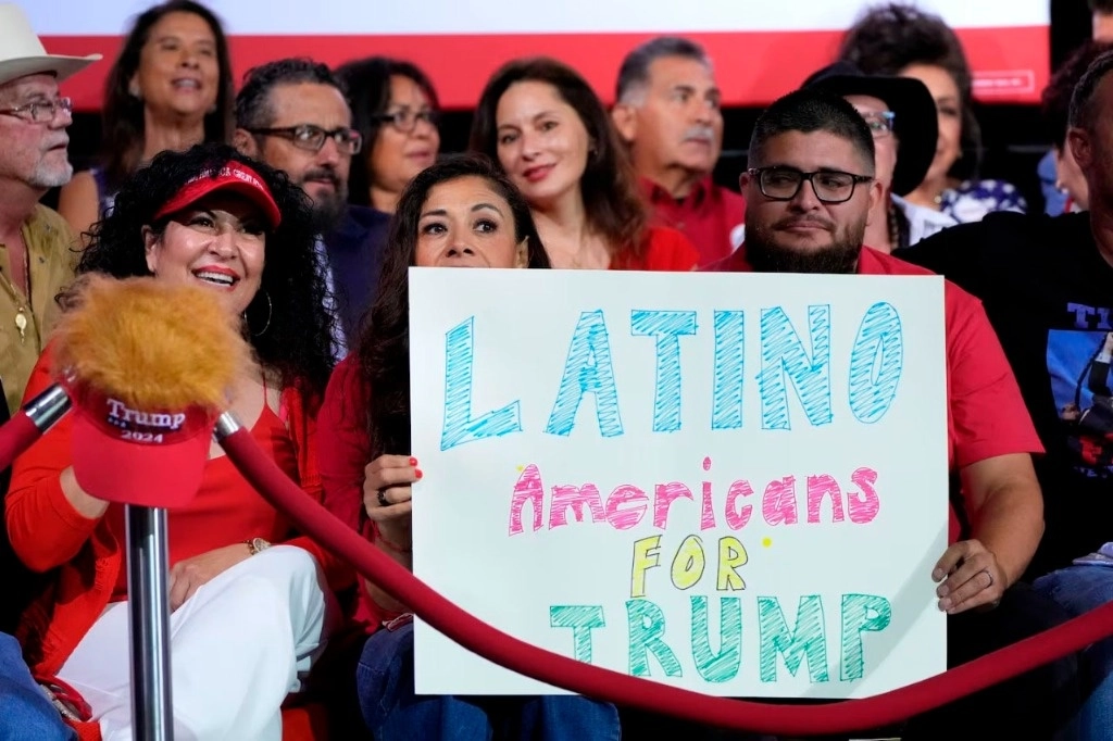 Latinos en un acto de apoyo al candidato presidencial republicano. Foto Ap