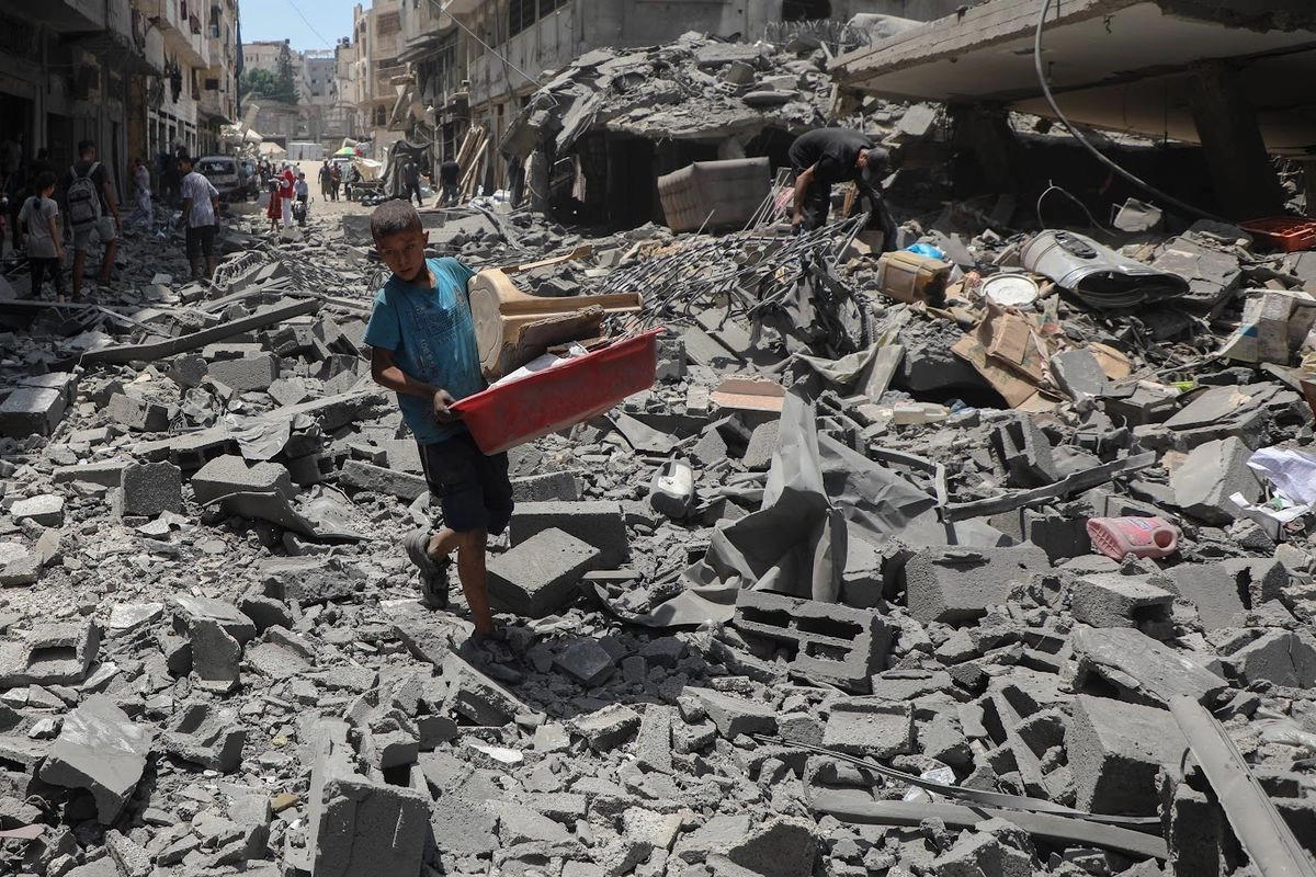  El Holocausto judío es parte de la justificación para crear el Estado de Israel, pero esa memoria ahora es usada por sionistas y derechistas para justificar un genocidio contra otro pueblo, el palestino. Gaza se convirtió en algo entre lo que eran los guetos judíos en Europa y un campo de concentración gigantesco. En la imagen, calle de Al Rimal, en la franja. 