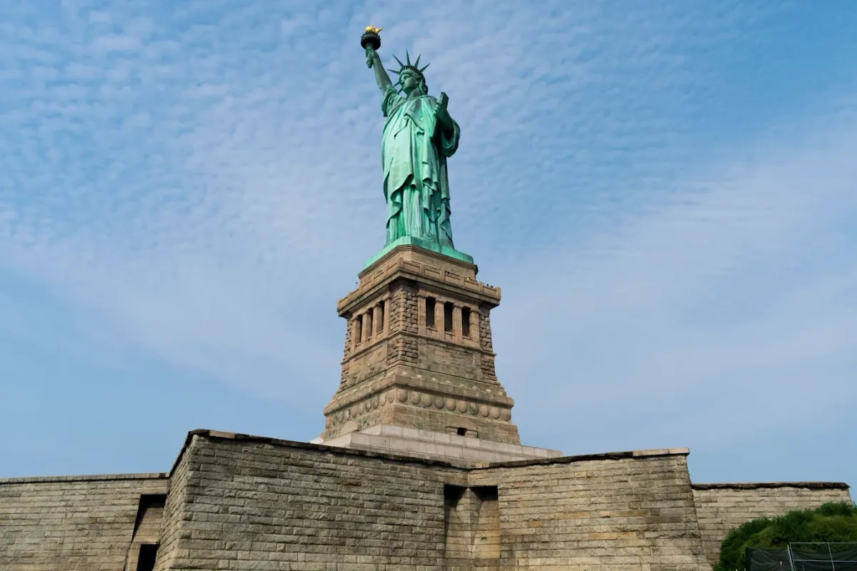 La Estatua de la Libertad, en Nueva York, ha dejado de tener la placa con la leyenda que recibía a todos los extranjeros.