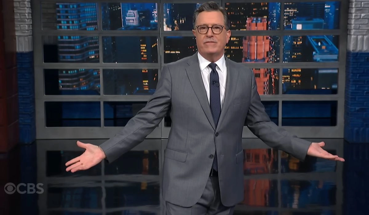 Stephen Colbert, presentador de The Late Show, exhibió no sólo abusos y pifias de la administración de Donald Trump, sino también las componendas entre la cadena CBS y el gobierno. Foto