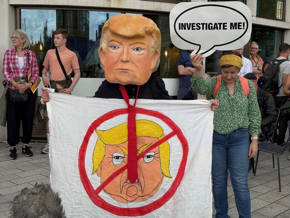 Esta semana, en su visita a Escocia, donde provocó protestas, el presidente Donald Trump ordenó a los europeos poner “alto a los molinos de viento, ya que son un engaño”, como parte de su negociación comercial con la Unión Europea. 