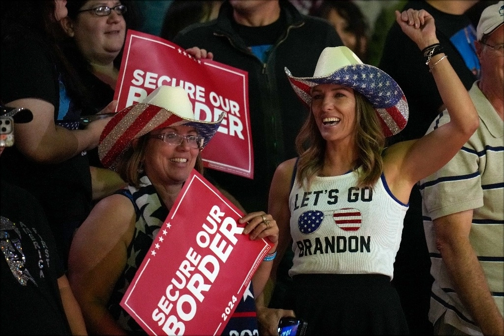 Simpatizantes de Donald Trump, ayer en Prescott Valley, Arizona. El respaldo al republicano se encuentra, en su mayoría, entre los blancos de clase trabajadora, miembros de la pequeña burguesía y un creciente índice de latinos. Foto Ap 
