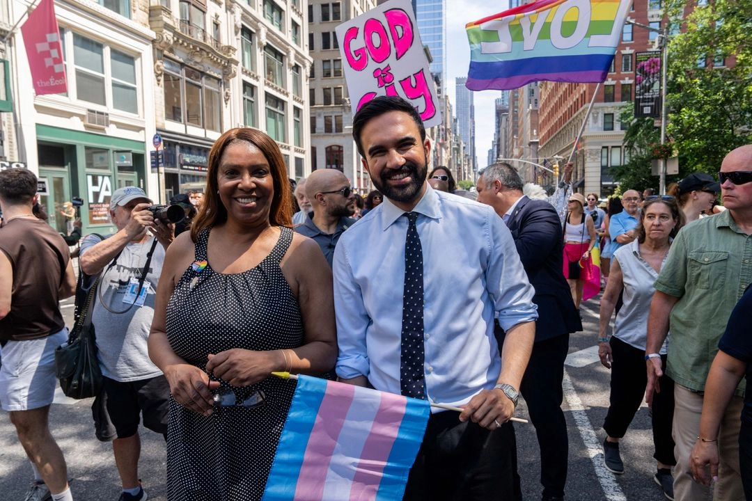 Zohran Mamdani, candidato demócrata a la alcaldía de Nueva York, acompañado por Letitia James (izquierda), abogada general de la ciudad, ayer durante la Marcha del Orgullo. Con su triunfo en las primarias, el aspirante sacudió las cúpulas políticas y económicas no sólo de la gran manzana, sino de todo Estados Unidos.