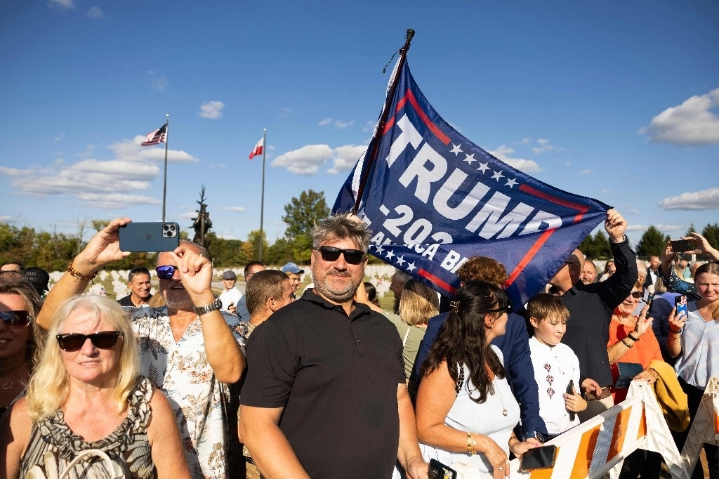 Simpatizantes de Donald Trump hace unos días en un acto de campaña en Doylestown, Pensilvania. Nadie en EU ha podido explicar el respaldo de la ciudadanía al candidato republicano a la presidencia, quien enfrenta varias acusaciones judiciales. Foto Afp 