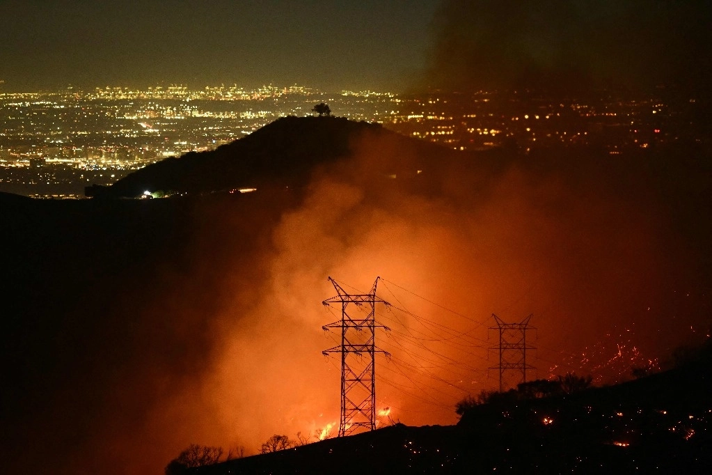 Aunque hay decenas de miles de desplazados, no toda la ciudad de Los Ángeles está en llamas, como da la impresión según los noticieros y los videos en redes sociales. En la imagen, el fuego cerca de Palisades. Foto Afp 