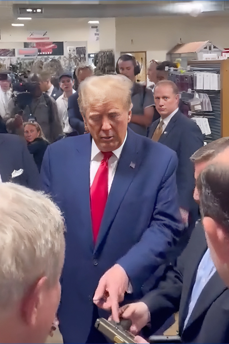 El ex presidente estadunidense Donald Trump estuvo en una armería la semana pasada, donde preguntó por una pistola Glock, aunque no la compró, aseguró su equipo de colaboradores. El magnate enfrenta cuatro procesos judiciales y 91 cargos criminales y civiles. Foto Afp