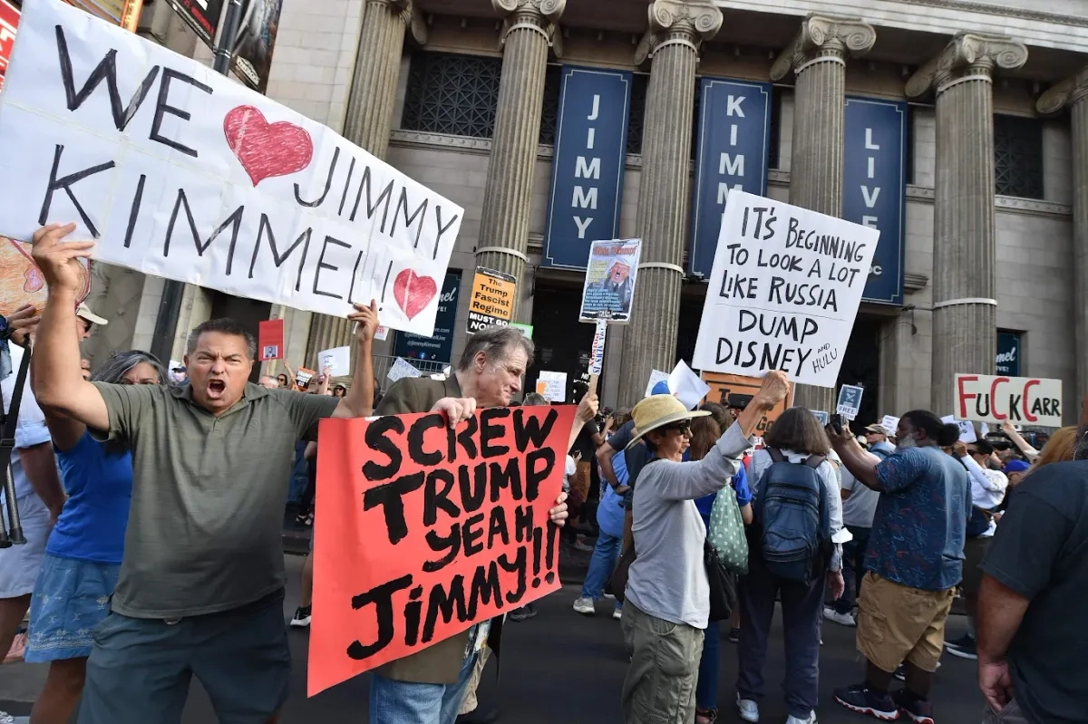 Hace unos días Jimmy Kimmel fue suspendido de su programa nocturno en ABC, luego de un comentario bastante moderado sobre el asesinato del aliado político del mandatario Donald Trump, evento que se ha empleado para lanzar una ofensiva frontal contra opositores del gobierno federal. En la imagen, protesta en Hollywood el fin de semana pasado contra la salida del presentador. 