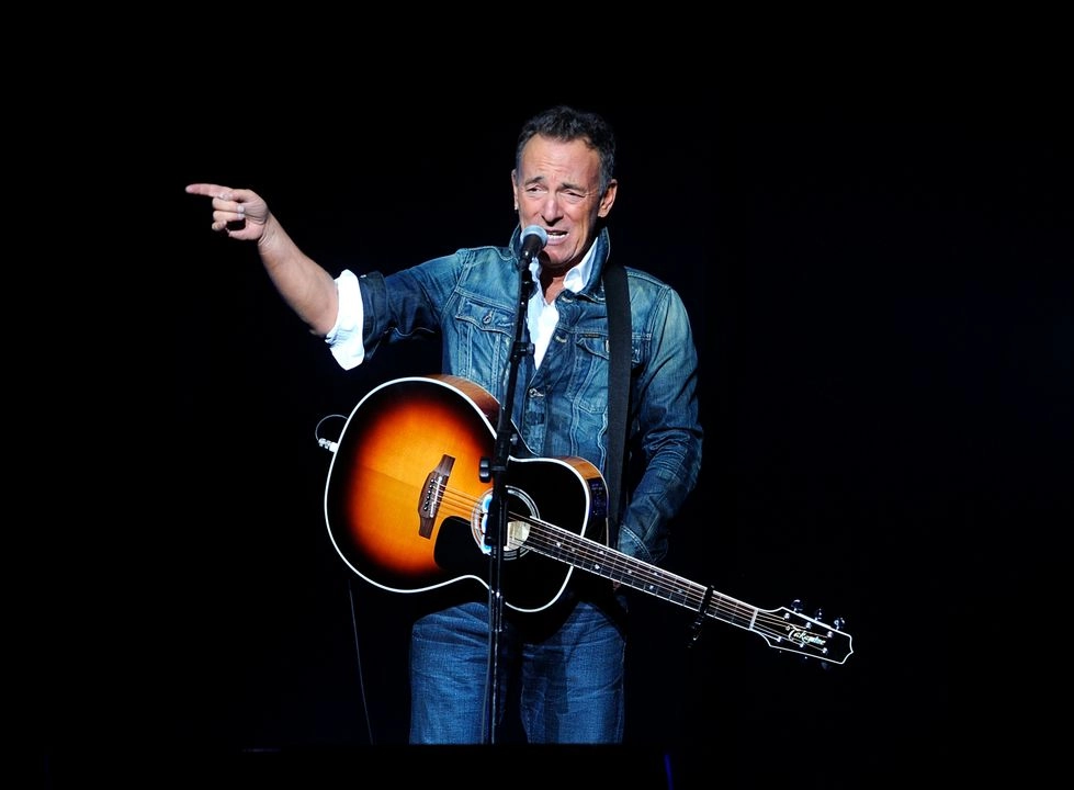  Bruce Springsteen, en un concierto hace unos días en Inglaterra, invocó el poder justo del arte, de la música y del rocanrol en estos tiempos peligrosos y denunció: mi casa, Estados Unidos, que amo, está en manos de un gobierno corrupto, incompetente y traicionero, lo que le valió una serie de ofensas del presidente Donald Trump, en redes sociales. La imagen es de 2018, en Nueva York. Foto 