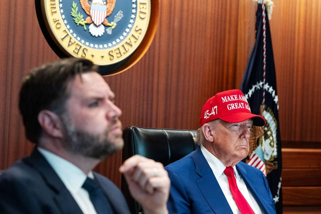 El vicepresidente de Estados Unidos, J. D. Vance (izquierda), y el presidente Donald Trump, quien agradeció a Dios luego de bombardear el sábado instalaciones nucleares civiles de Irán.