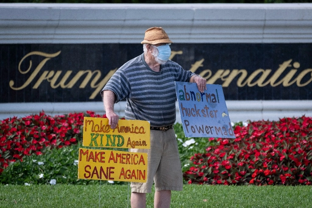 El veterano Robert Horrell se manifiesta contra el presidente Donald Trump afuera del club de golf del magnate en West Palm Beach, Florida, el fin de semana. Foto Ap 
