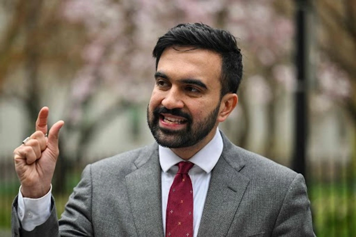 El inmigrante musulmán Zohran Mamdani, quien se considera discípulo de Bernie Sanders, ha sorprendido a las cúpulas políticas y económicas de Estados Unidos y provocado alarma desde la Casa Blanca hasta Wall Street por sus propuestas socialdemócratas y el apoyo masivo de los jóvenes y fuerzas progresistas. 