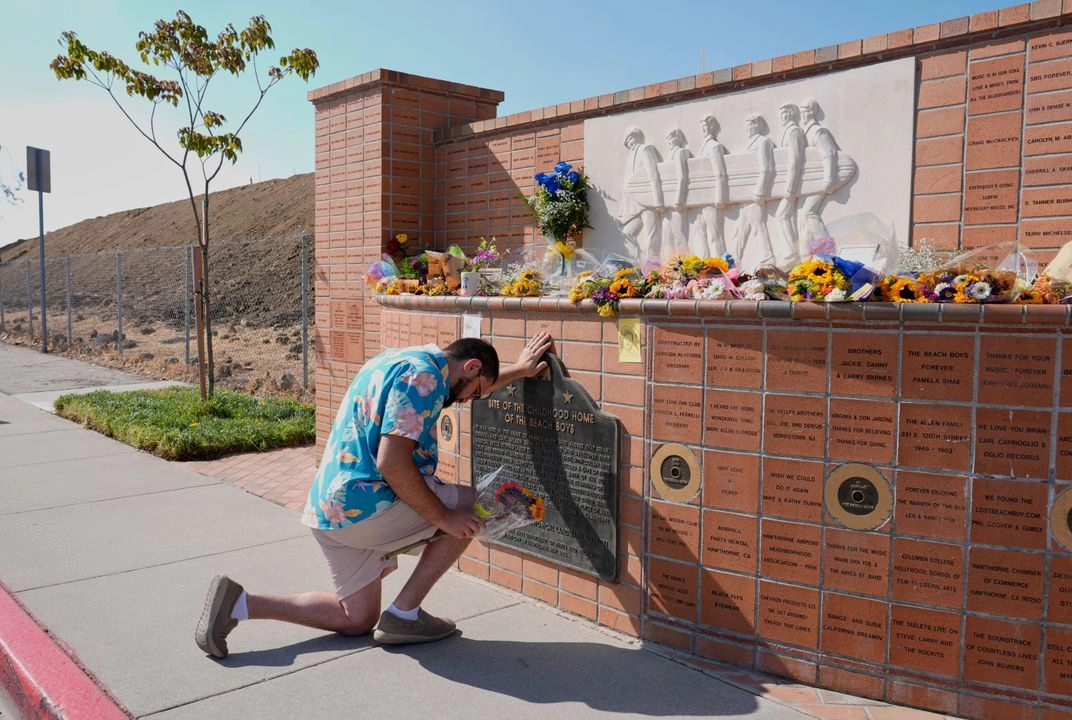 Marred Gamarra, músico de Anaheim, California, rinde homenaje al fallecido líder de los Beach Boys, Brian Wilson, en un monumento al grupo, en California. Wilson influyó, más allá de su mundo, en artistas como Los Beatles y Bob Dylan.