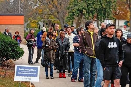 En varias entidades se puede sufragar de forma anticipada, como en Michigan, donde en una escuela de Grand Rapids había una larga fila. Mañana son las elecciones generales en Estados Unidos y se prevé que no haya resultados el mismo día. Foto Ap