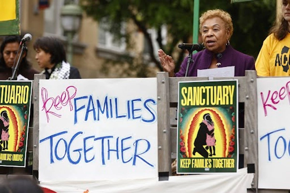 La derecha de Estados Unidos siempre ha utilizado a los más vulnerables como chivo expiatorio y para dividir a las sociedades; no es coincidencia que el ataque es contra inmigrantes y sus aliados, quienes históricamente democratizaron, y siguen haciéndolo, a este país. En la imagen, Barbara Lee, alcaldesa de Oakland, durante un mitin en junio pasado, en contra de las redadas de las autoridades aduanales. 