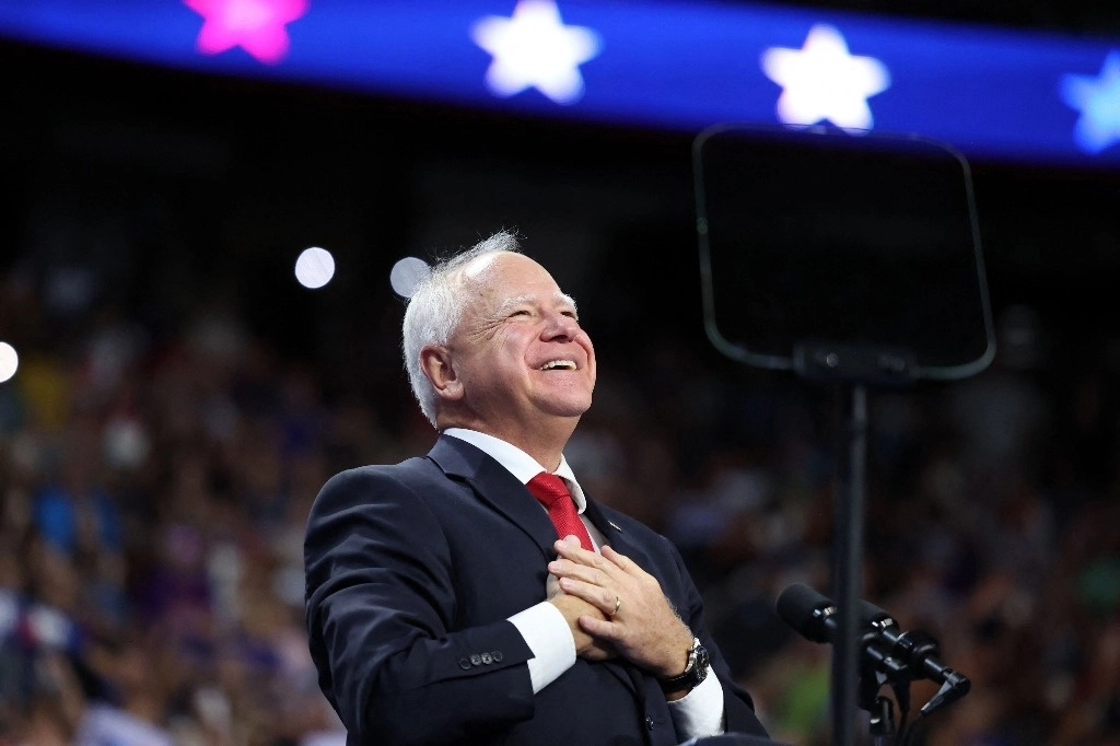 Tim Walz, gobernador de Minnesota y candidato a la vicepresidencia de EU, ha impulsado la campaña demócrata liderada por Kamala Harris en contra del proyecto neofascista del republicano Donald Trump. La imagen, el fin de semana en Nevada. Foto Afp 