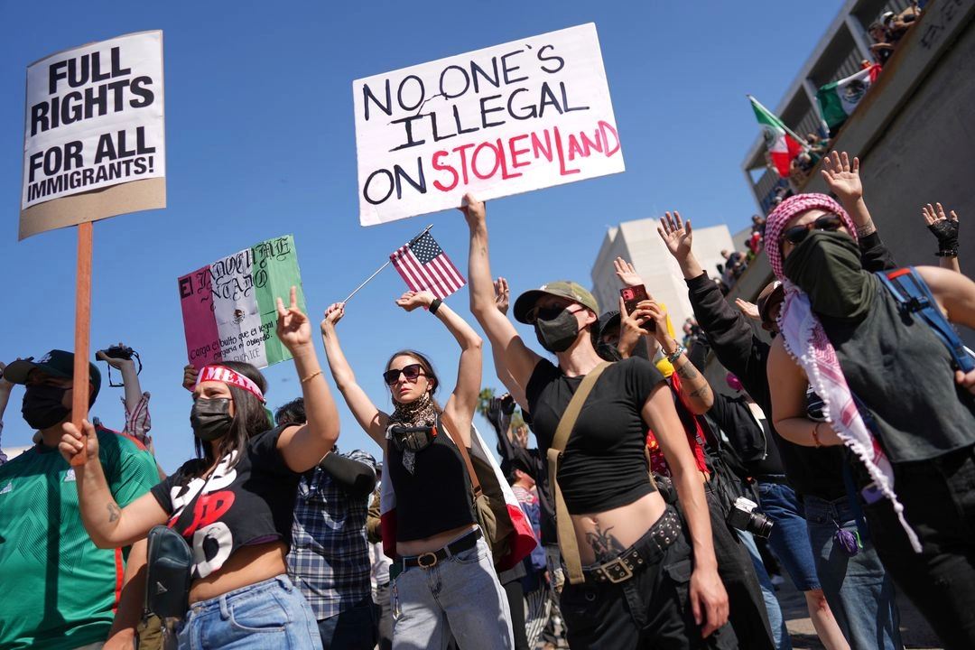 Manifestantes bloquean la autopista 101 cerca del Centro de Detención Metropolitano en Los Ángeles, en el tercer día de protestas por las redadas contra migrantes.