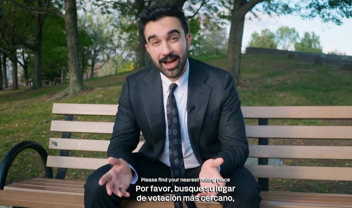 En la imagen, fotograma de un anuncio en español del candidato demócrata a la alcaldía de Nueva York, Zohran Mamdani, con vista a la elección de mañana. El aspirante felicitó anoche a su rival Andrew Cuomo, luego de que el presidente, Donald Trump, señaló que votará por él mañana. “Sé lo mucho que has trabajado para conseguirlo”, posteó el abanderado progresista y musulmán en X. 
