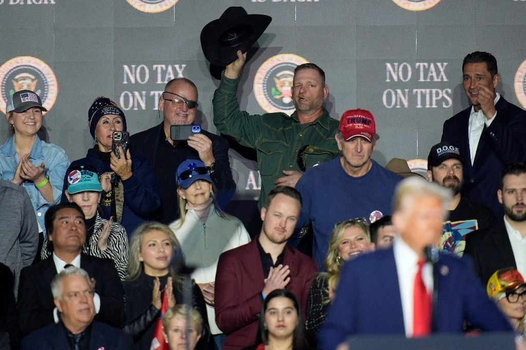 Stewart Rhodes (con parche en el ojo), fundador de los Oath Keepers, quien participó en el asalto al Capitolio en enero de 2021, asistió a un acto del presidente Donald Trump el fin de semana en Las Vegas, tras recibir un indulto. Foto Ap