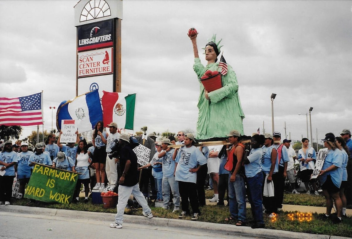 Entre las obras que la Casa Blanca pretende censurar está una escultura de una mujer parecida a la Estatua de la Libertad que carga una canasta de jitomates cosechados y levanta un fruto en lugar de la linterna. La pieza fue donada al Smithsonian por la Coalición de Trabajadores de Immokalee, y la que llaman “nuestra niña” acompañó una marcha histórica en Florida de la agrupación a favor de derechos de los jornaleros.