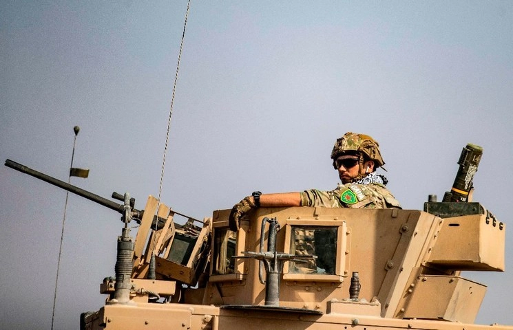 Militares estadunidenses circulan por la carretera internacional a la altura de la localidad de Tal Tamr, al norte de Siria, el 20 de octubre de 2019. Foto Afp