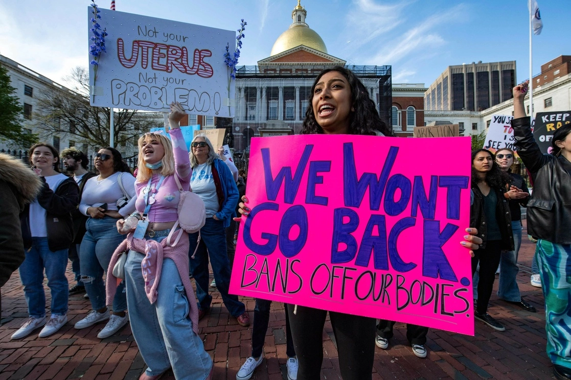 En Boston, Massachusetts, activistas proaborto protestaron ayer, Día de la Madre en Estados Unidos, frente a la sede de gobierno local contra una posible decisión de la Suprema Corte que revocaría el derecho federal a la interrupción del embarazo. Foto Afp 