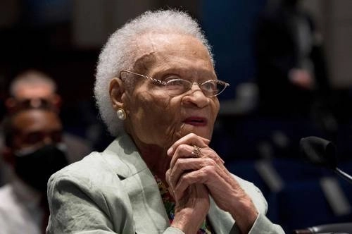 Viola Ford Fletcher, la sobreviviente de mayor edad de la masacre racial de Tulsa, perpetrada en 1921, testificó hace unos días ante el Subcomité de Derechos y Libertades Civiles, en Washington.He vivido esta matanza cada día. Nuestro país pudo haber olvidado esta historia, pero yo no puedo. Las víctimas aún esperan una reparación. Foto Afp