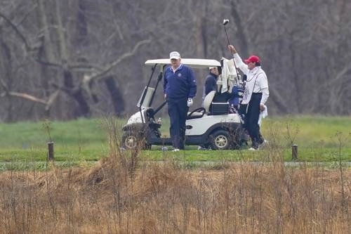 El presidente Donald Trump, ayer en su club de golf en Sterling, Virginia, captado desde el otro lado del río Potomac, en Darnestown, Maryland. Foto Ap