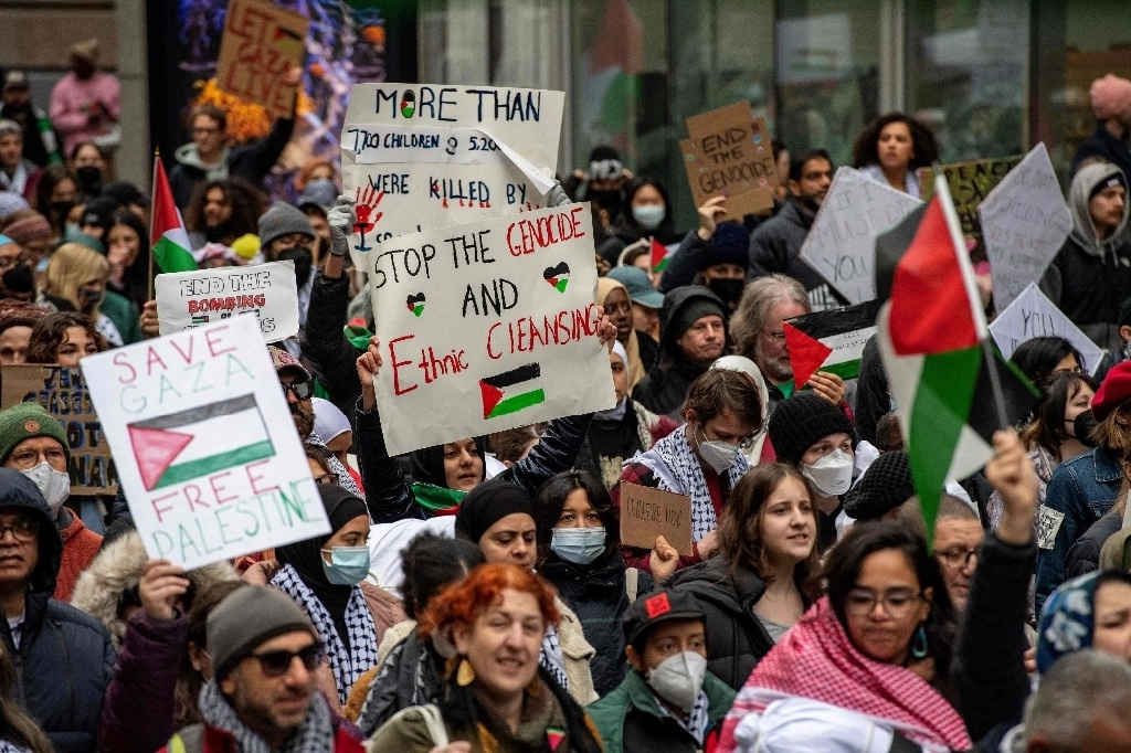 Ante la complicidad de la cúpula estadunidense con los crímenes de guerra de Israel, no han cesado los gritos de denuncia en las calles de las principales ciudades de este país. En la imagen, marcha en respaldo a Palestina ayer en Boston, Massachusetts. Foto Afp 