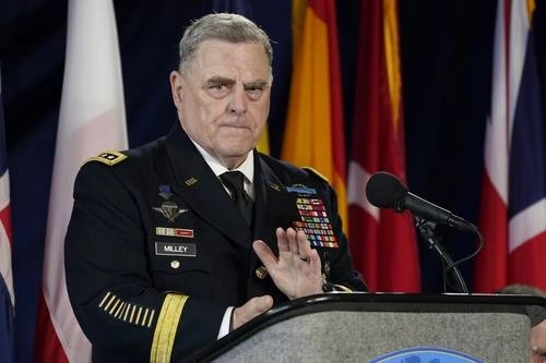 El jefe del Estado Mayor, general Mark Milley, preparó con otros comandantes un plan para evitar que Donald Trump intentara un golpe de Estado tras perder la relección, según el nuevo libro 'I alone can fix it' escrito por dos periodistas del 'Washington Post'. Foto Ap
