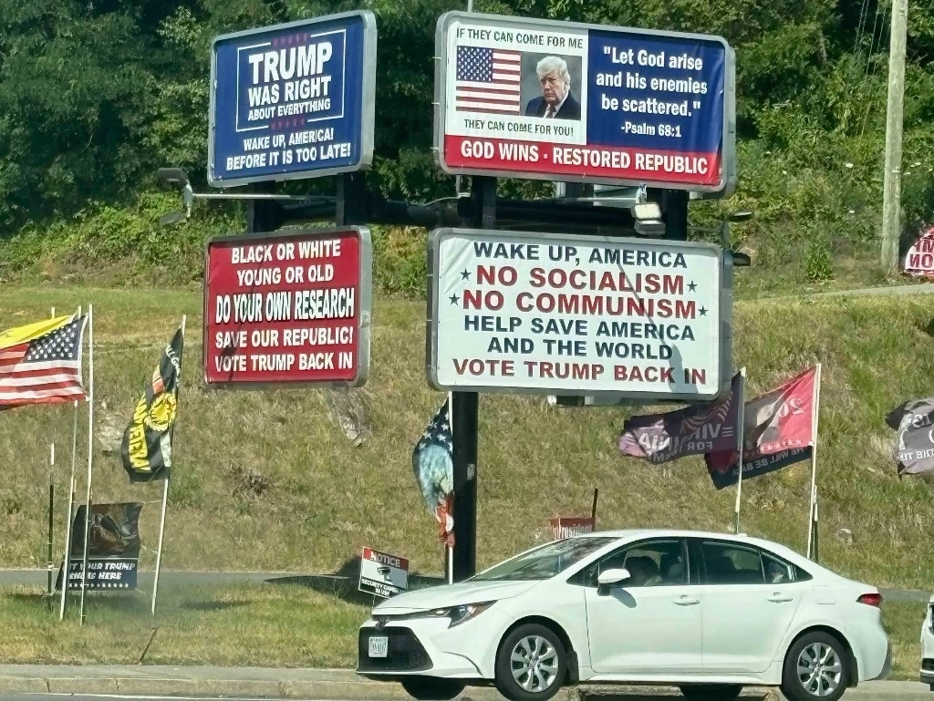 En una carretera de Tennessee, grandes carteles con llamados “patrióticos” para votar por el regreso de Trump a la presidencia, en los que incluso aluden a Dios y se lanzan contra el socialismo y el comunismo. Foto Lucas Brooks