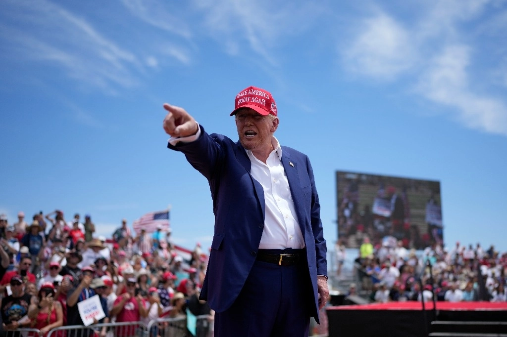 La cúpula del Partido Republicano, sometida a Donald Trump, ha declarado que no se compromete a reconocer el resultado de la elección si el magnate pierde, lo que pone en riesgo la democracia en EU. La imagen, ayer en Las Vegas. Foto Ap 